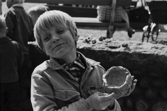 Poika esittelee puistotapahtumassa Karhupuistossa muovailemaansa saviastiaa. 1970-luku. Kuva: Simo Rista. Helsingin kaupunginmuseo. CC BY 4.0.