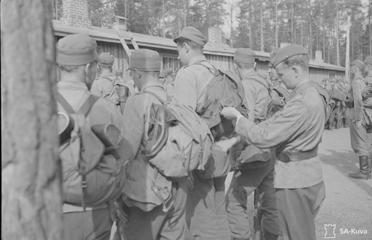 Varustarkastus ennen harjoituksille lähtöä, 1944. Kuva: Johannes Kalm. Sotamuseo. CC BY 4.0.