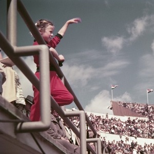 Helsingin olympialaiset 1952. Kisoja seuraavaa yleisöä Olympiastadionilla. Yksityiskohta. Kuva: Olympia-kuva.  Helsingin kaupunginmuseo. CC BY 4.0.