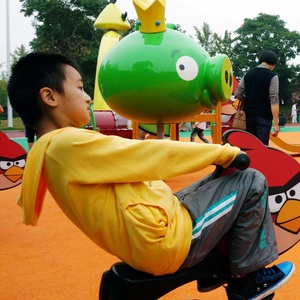 Lapset pitävät hauskaa Hainingin kaupungissa Kiinassa sijaitsevassa Angry Birds -puistossa vuonna 2013. Yksityiskohta. Kuva: Wang Chaoying. Lehtikuva.