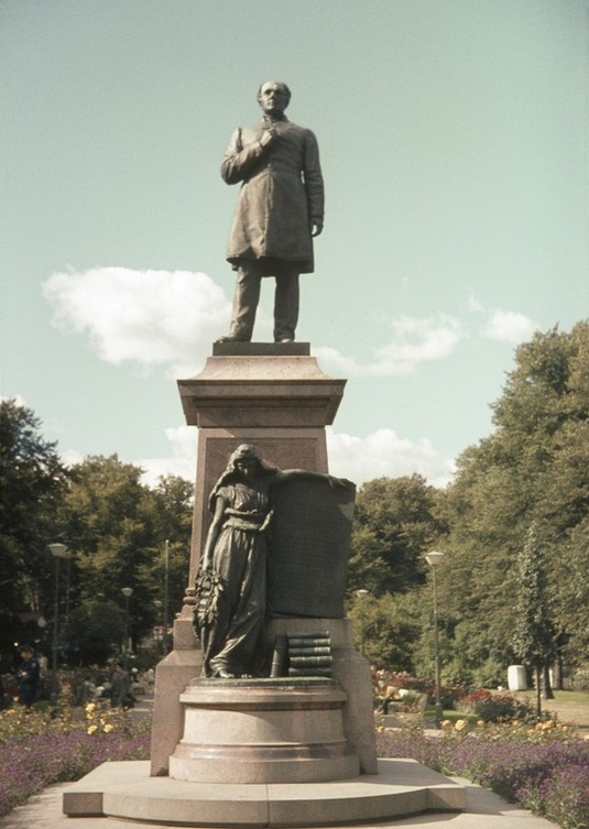 J. L. Runebergin patsas Helsingin Esplanadilla, 1971. Kuva: Jarmo Peltonen. Helsingin kaupunginmuseo. CC BY 4.0.