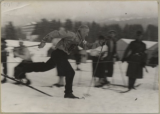 Sulo Nurmela Garmisch-Partenkirchenin talviolympialaissa vuonna 1936. Kuva: Lahden kaupunginmuseo.