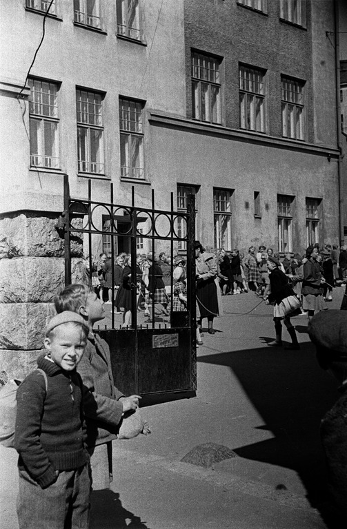 Välitunti Kallion kansakoulun pihalla, 1940–1950-luvulla. Kuva: Eino Heinonen. Helsingin kaupunginmuseo. CC BY 4.0.
