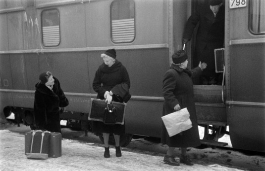 Juna ja matkustajia Helsingin rautatieasemalla, 1954–1955. Kuva: Helsingin kaupunginmuseo. CC BY 4.0.