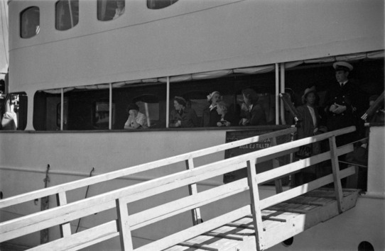 Matkustajia tulossa maihin matkustajalaiva Brynhildestä Eteläsatamassa, 1946–1954. Kuva: Helsingin kaupunginmuseo.