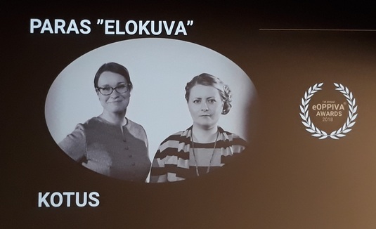 Kielitoimiston kouluttajat Riitta Hyvärinen ja Marianne Laaksonen nappasivat palkinnon eOppiva-oppimisympäristön julkistamistilaisuudessa. Kuva: Lotta Jalava, Kotus.