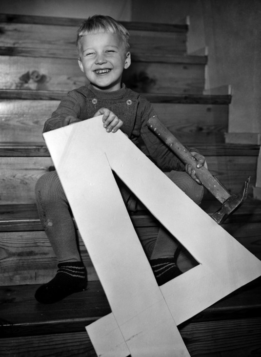 Poika istuu portailla (1953). Kuva: Helsingin kaupunginmuseo. CC BY 4.0.