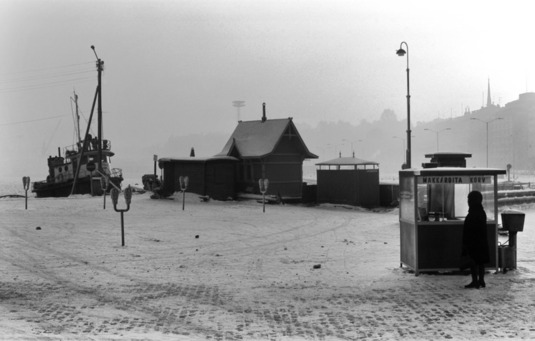 Kauppatori kylmänä talvipäivänä vuonna 1969. Kuva: Simo Rista. Helsingin kaupunginmuseo. CC BY 4.0.