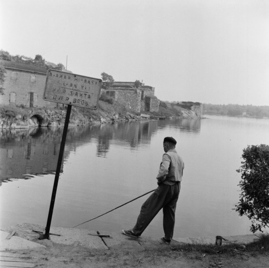 Poika kalastaa Suomenlinnassa (1955). Kuva: Volker von Bonin. Helsingin kaupunginmuseo. CC BY 4.0.
