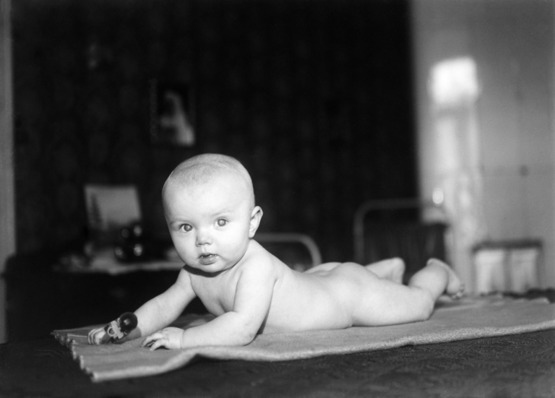 Pienen lapsen muotokuva (1930). Kuva: Väinö Kannisto. Helsingin kaupunginmuseo. CC BY 4.0.