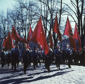 SDNL Suomen Demokraattinen Nuorisoliitto marssii Helsingissä Pohjoisesplanadilla vappuna 1957. Kuva: Volker von Bonin. Museovirasto. CC BY 4.0.