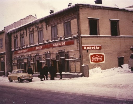 Kahvila Opela. Entinen Maria Nyysisen leipomo- ja konditorialiike. Lappeenranta, 1965. Kuva: Pentti Nikulainen. Lappeenrannan museot. CC BY-NC-ND 4.0.