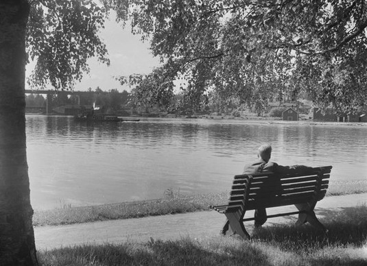 Mies puistonpenkillä Heinolan kaupungin rannassa 1936. Kuva: Pietinen. Museovirasto. CC BY 4.0.