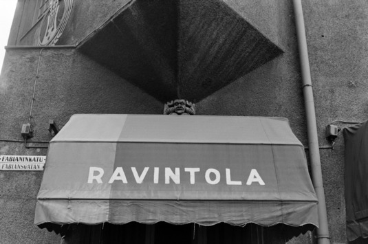 Ravintola Kellarikrouvin markiisi. Fabianinkatu 17, Helsinki, 1983. Kuva: Lauri Putkonen. Helsingin kaupunginmuseo. CC BY 4.0.