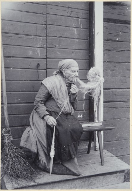 Anni-Pulkki kehrää värttinällä ja selvittää sotkut. 1911. Kuva: Jussi Lukkarinen. Museovirasto. CC BY 4.0.