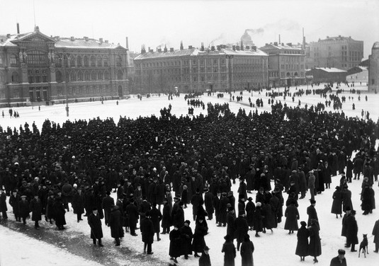Sosiaalidemokraattien kokous Rautatientorilla 25.3.1922. Helsinki. Kuva: Ivan Timiriasew. Helsingin kaupunginmuseo.