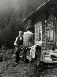 Astrid Reponen haastattelee murteentaitajaa Vermlannissa 1930-luvun alussa. Kuva: Helmi Helminen.