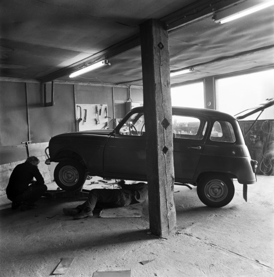 Autokorjaamo Ruskeasuon auto (1978). Kuva: Pekka Punkari. Helsingin kaupunginmuseo. CC BY 4.0.