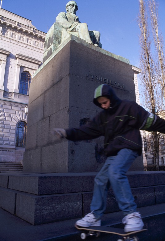 Rullalautaileva poika Snellmaninaukiolla vuonna 1999. Kuva: Sakari Kiuru. Helsingin kaupunginmuseo. CC BY 4.0.