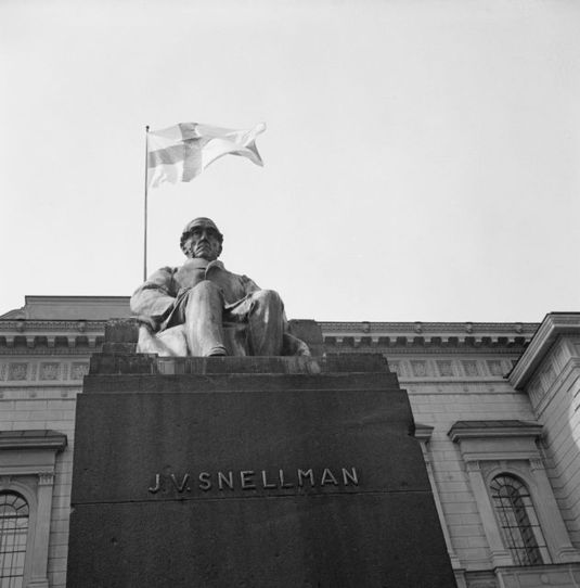 Snellmanin patsas Suomen Pankin edustalla. Kuva: Teuvo Kanerva. Museovirasto. CC BY 4.0.