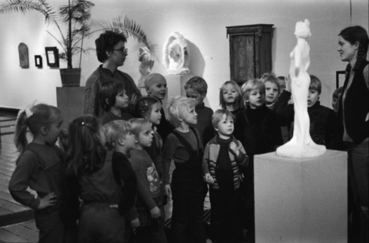 Vironniemen päiväkodin lapsia kuvanveistäjä Ville Vallgrenin näyttelyssä Ateneumin taidemuseossa vuonna 1980. Kuva: Eeva Rista. Helsingin kaupunginmuseo. CC BY 4.0.