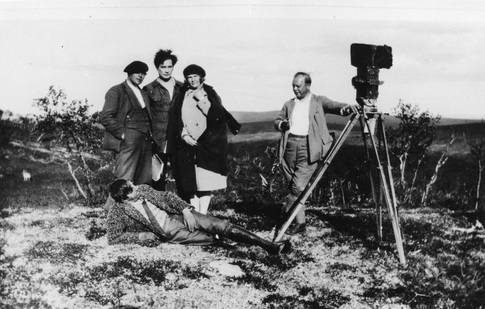 Työn sankarilaulu -elokuvan (1929) filmaajat Kaunispäällä. Kuva: KAVI.