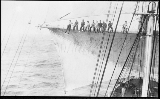 Merimiehiä istumassa raa'an päällä. Atlantin valtameri, 26.4.1920. Kuva: Suomen merimuseo. CC BY 4.0.
