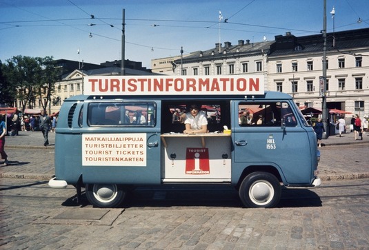 Liikennelaitoksen turistipalveluauto Kauppatorilla. Helsinki, 1969. Kuva: Unto Laitila. Helsingin kaupunginmuseo.