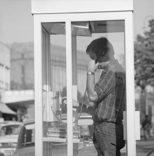 Mies puhelinkopissa. 1971. Kuva: Teuvo Kanerva. Museovirasto. CC BY 4.0.