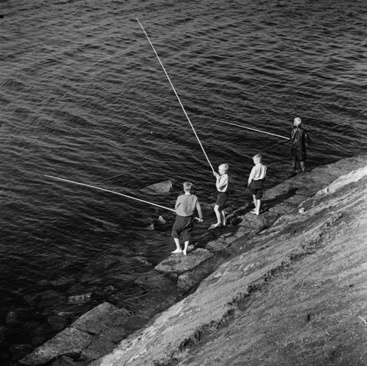Lapset ongella Lauttasaaren sillan korvassa. Kesäkuu 1960, Helsinki. Kuva: Volker von Bonin. Helsingin kaupunginmuseo. CC BY 4.0.