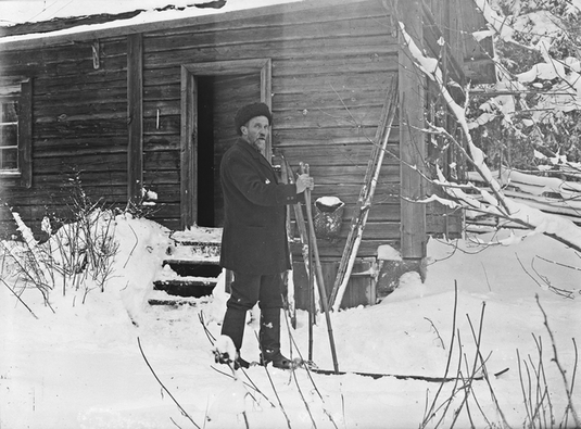 Kirjailija Juhani Aho lähdössä hiihtämään Solbackan mökillään Vähä-Laukkoskella vuonna 1920. Kuva: Museovirasto. CC BY 4.0.