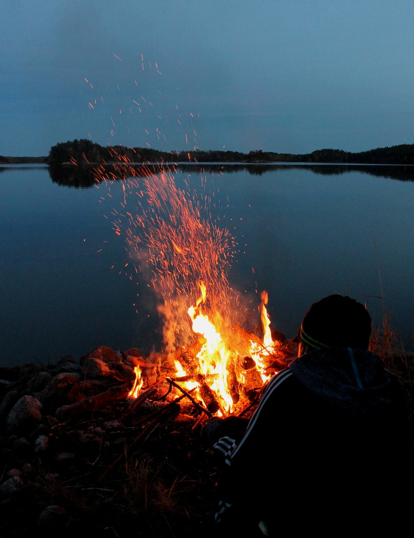 Makkaranpaistaja, tuleen tuijottaja, hiljentyjä. Kuva: Vesa Heikkinen.