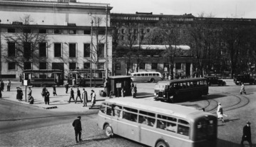 Linja-autoja ja raitiovaunuja Erottajan pääte- ja lähtöasemalla. 1938. Kuva: Fotoma. Helsingin kaupunginmuseo. CC BY 4.0.