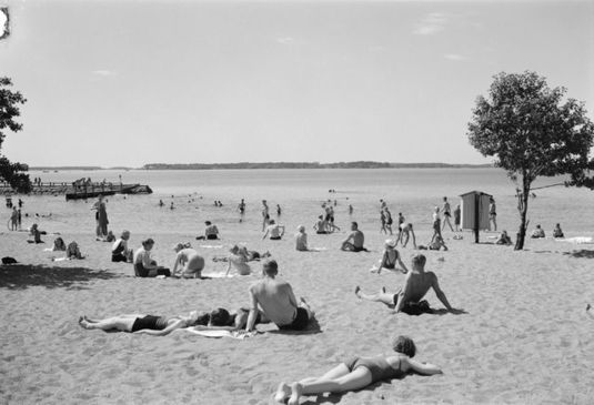 Uimaranta. Kuvattu todennäköisesti Sorvalin uimarannoilla, 1937. Kuva: Pietinen. Museovirasto.
