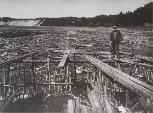 Osa Savikon tokee-tyyppisestä koskikalastusrakennelmasta. Harjavalta, 1914. Kuva: T. H. Järvi. Museovirasto. CC BY 4.0.