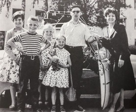 Virtarantojen perhe lähdössä Unkariin kongressimatkalle 1960. Kuva: Kirsti Virtaranta-Knowlesin albumista. Kirjan Täyttä työtä -kuvitusta.