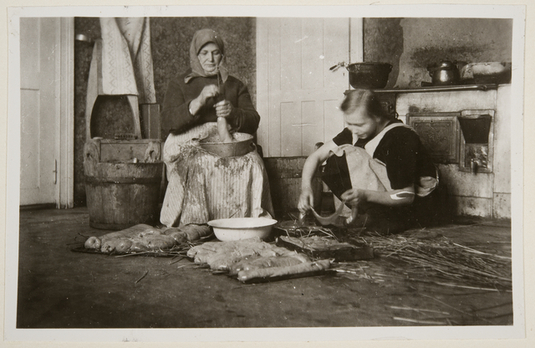 Makkarantekoa Iitissä. 1928. Kuva: Aino Oksanen. Museovirasto. CC BY 4.0.