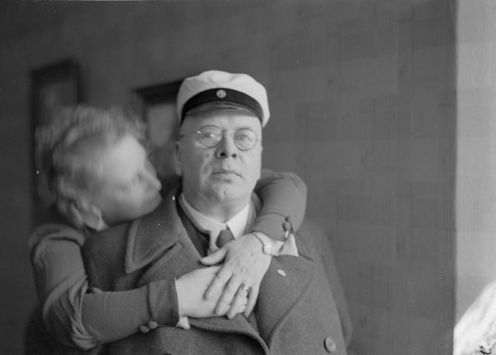 Nancy Pietinen halaa miestään Aarne Pietistä, jolla ylioppilashattu päässään. Helsinki, 1935. Kuva: Aarne Pietinen Oy. Museovirasto.