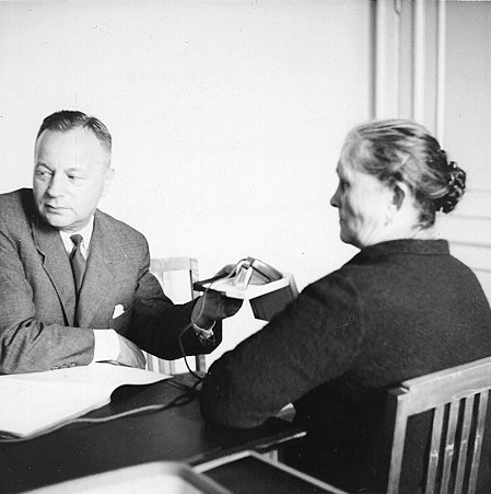 Professori Aimo Turunen haastattelee lyydiläistä Marfa Andrejevna Morozovaa. Petroskoi, 1963. Kuva: Toivo Vuorela. Museovirasto.