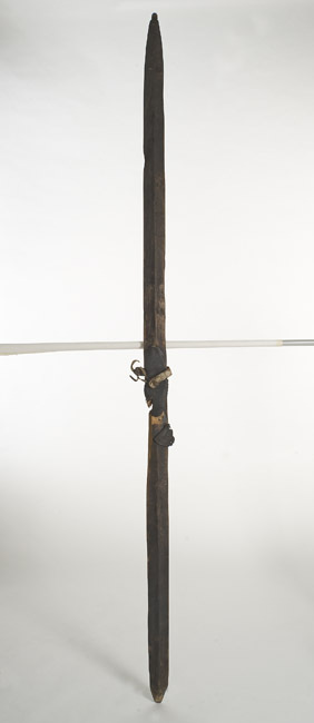 Puusuksi, jossa päläs ja siihen rautanauloilla kiinnitetty kuminen päällinen. Kuvattu Aunuksessa ennen vuotta 1941. Kuva: Museovirasto. CC BY 4.0.