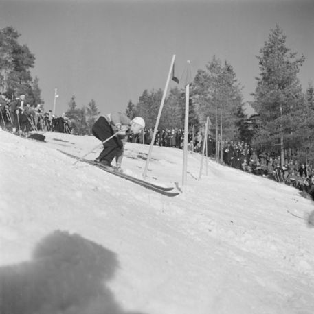 Pujottelukilpailu Lahden maailmanmestaruuskisoissa Salpausselällä (1938). Kuva: Pietinen. Museovirasto.