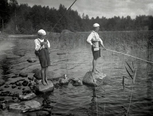 Pojat ongella Lemin Sutelassa, 1930-luku. Kuva: Anton Taipale. Lappeenrannan museot.