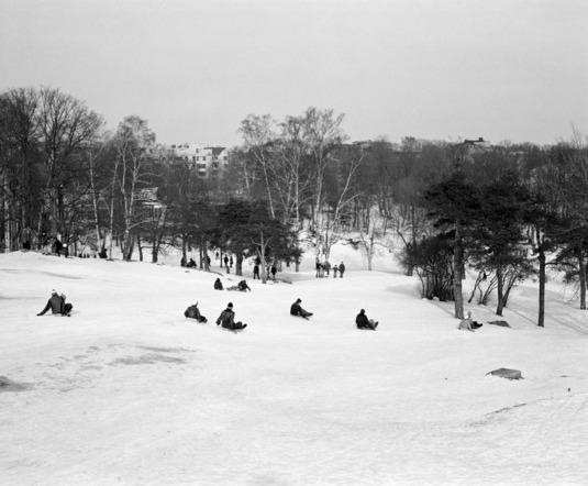 Laskiaisen viettoa Kaivopuistossa. Helsinki, 1974. Kuva: Kari Hakli. Helsingin kaupunginmuseo. CC BY 4.0.