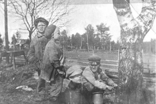 Neljä pikkupoikaa juoksuttamassa mahlaa Orimattilassa. 1920. Kuva: Kalle Sairanen. Nurmijärven museo. CC BY-NC-ND 4.0.