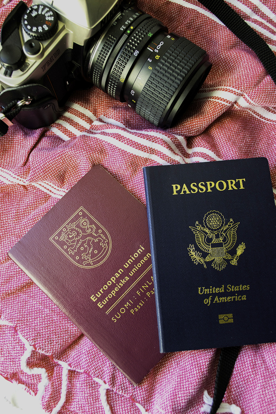 Kaksi passia ja kamera. Kuva: Sonja Holopainen, Kotus.
