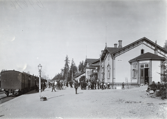 Antrean rautatieasema. 1905. Kuva: M. L. Carstens. Museovirasto. CC BY 4.0.