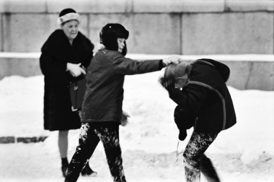 Poika huitomassa toista poikaa lumisella Senaatintorilla. Helsinki, 1970. Kuva: Simo Rista. Helsingin kaupunginmuseo.