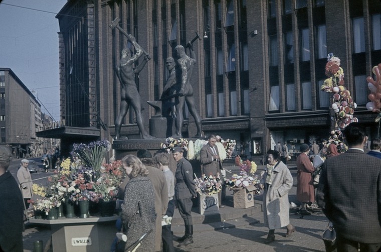 Vappu. Kolmensepänaukio, Helsinki, 1959. Kuva: Arvo Kajantie. Helsingin kaupunginmuseo. CC BY 4.0.