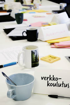 Kahvikuppi ja papereita pöydällä. Kuva: Sonja Holopainen, Kotus