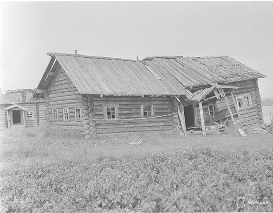 Romahtamaisillaan oleva rakennus Muujärven kylässä Aunuksen Karjalassa vuonna 1941. Kuva: J. Pohjanpalo. Sotamuseo.